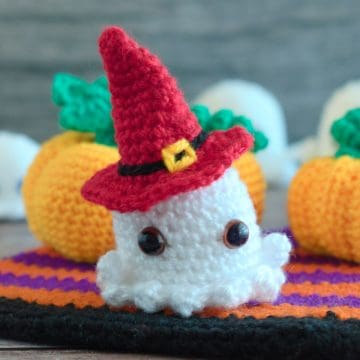 Amigurumi ghost with red witch hat.