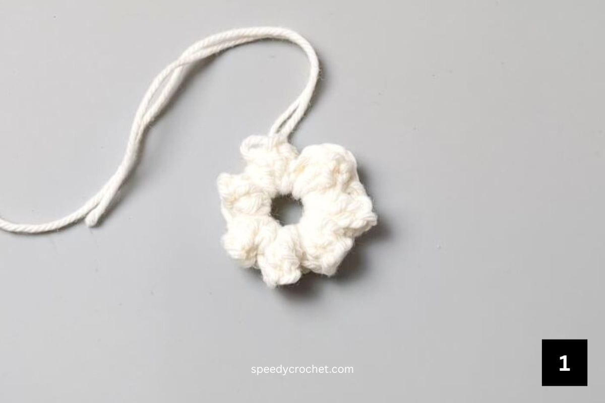 A white popcorn stitch flower center.